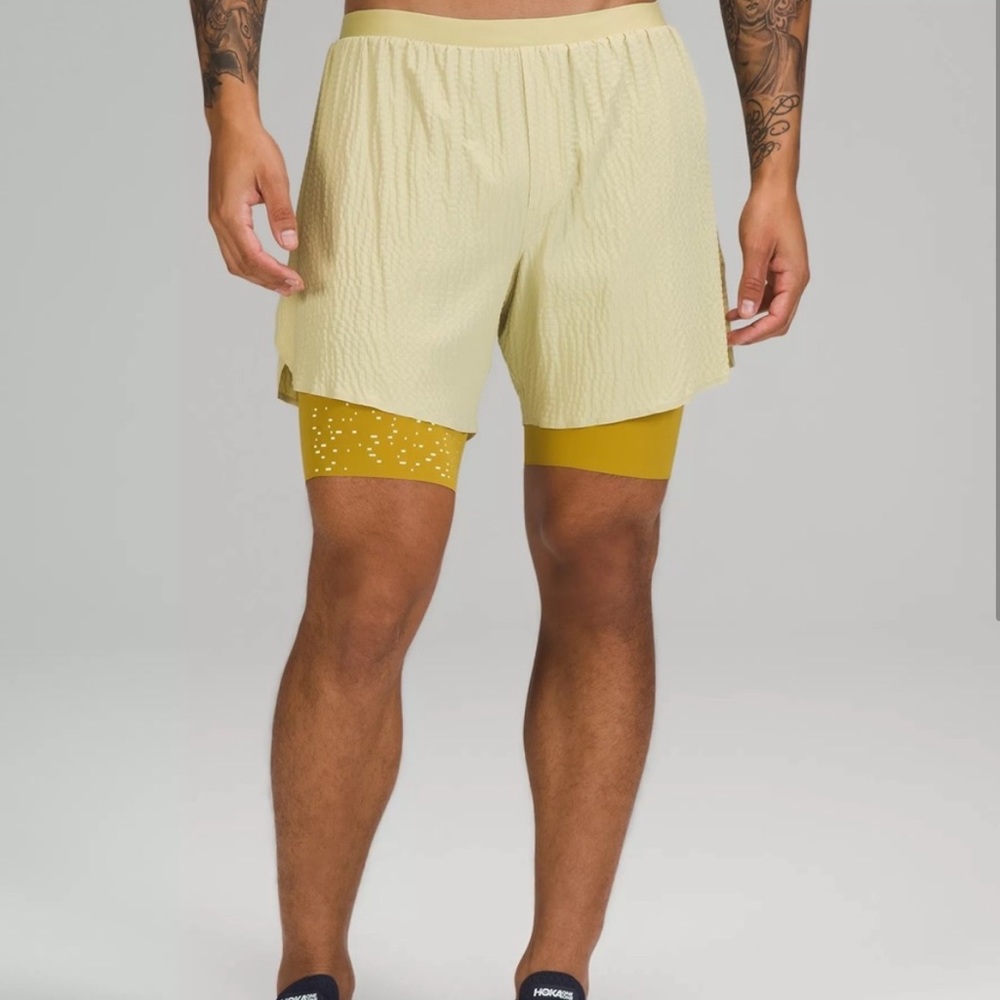 Lululemon SURGE LINED SHORT 6" *SPECIAL EDITION
Dew Green/Auric Gold. Size: S.
